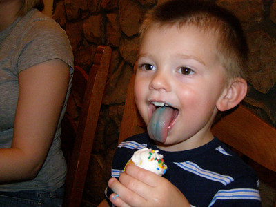 > Mommy's birthday cupcakes!